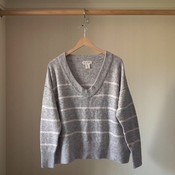 Jessica Simpson Striped V-Neck Sweater Size L Gray & White Preppy Fall Layers - Picture 4 of 12